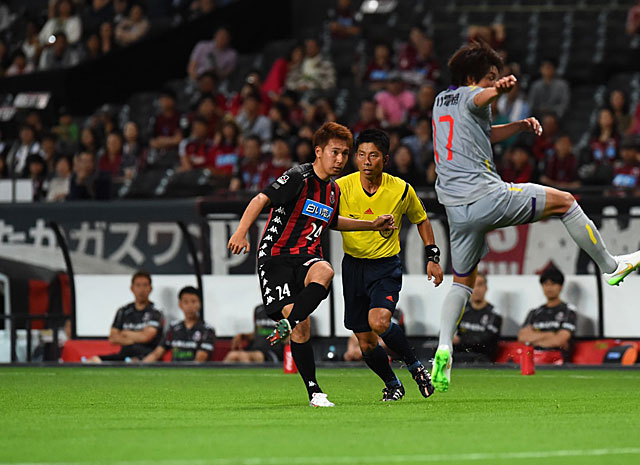 【明治安田Ｊ２ 第19節 札幌vs北九州】クロスバー直撃のFKを放った福森（札幌）（3/3）