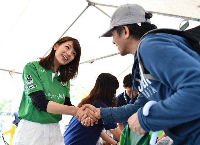 【2015年6月21日 東京Ｖvs熊本】ファン・サポーターとあたたかい握手をする佐藤美希さん(6/10)