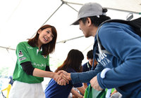 【2015年6月21日 東京Ｖvs熊本】ファン・サポーターとあたたかい握手をする佐藤美希さん(6/10)