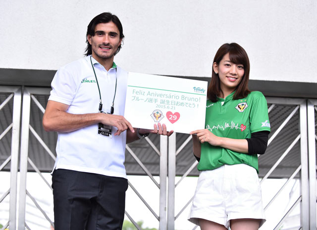 【2015年6月21日 東京Ｖvs熊本】ブルーノ選手の誕生日を祝う佐藤美希さん(3/10)