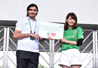 【2015年6月21日 東京Ｖvs熊本】ブルーノ選手の誕生日を祝う佐藤美希さん(3/10)