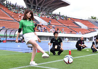 【2015年6月21日 東京Ｖvs熊本】ピッチでボールをキックする佐藤美希さん(2/10)