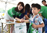 【2015年6月21日 東京Ｖvs熊本】ファン・サポーターの子どもと笑顔で握手をする佐藤美希さん(1/10)