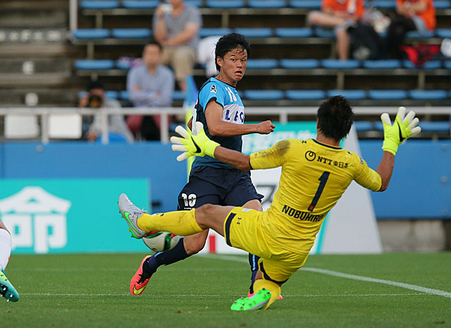 【明治安田Ｊ２ 第19節 横浜FCvs大宮】ゴールへの意欲を見せた小野瀬（横浜FC）（2/3）
