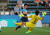 【明治安田Ｊ２ 第19節 横浜FCvs大宮】ゴールへの意欲を見せた小野瀬（横浜FC）（2/3）