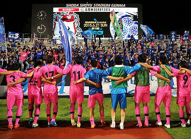 【明治安田Ｊ２ 第19節 群馬vs水戸】ファン・サポーターと9試合ぶりの勝利を喜ぶ水戸の選手（3/3）