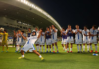 【明治安田Ｊ２ 第19節 福岡vs金沢】試合後、2位浮上となる勝利を喜ぶ金沢の選手達（3/3）