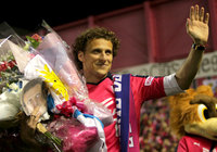 【明治安田Ｊ２ 第19節 Ｃ大阪vs徳島】セレモニー終了後、ファン・サポーターとの別れを惜しむフォルラン（Ｃ大阪）（3/3）