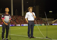 【明治安田Ｊ２ 第19節 Ｃ大阪vs徳島】試合後のセレモニーで「仲間たちの昇格を信じる」と挨拶したフォルラン（Ｃ大阪）（2/3）