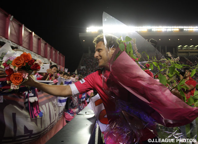 【フォルランの1年半の軌跡】徳島戦後のお別れセレモニー。キンチョウスタジアムで多くのファン・サポーターに見送られた。2015年6月21日（13/13）