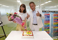 【Ｊリーグ女子マネ 佐藤美希さん 祝・22歳！】サプライズに喜ぶ佐藤美希さんと満面の表情を見せるじゅんいちダビッドソンさん