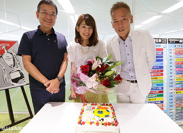 【Ｊリーグ女子マネ 佐藤美希さん 祝・22歳！】村井満チェアマン、じゅんいちダビッドソンさんと笑顔を見せる佐藤美希さん