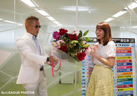 【Ｊリーグ女子マネ 佐藤美希さん 祝・22歳！】じゅんいちダビッドソンさんからのサプライズプレゼントに、驚く佐藤美希さん