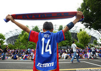 【明治安田Ｊ１ １ｓｔ 第17節 FC東京vs清水】本日が移籍前ラストマッチとなる武藤 嘉紀（FC東京）のユニフォームを着た少年。日本代表の若きストライカーは子供たちにとっては憧れの的だ（1/16）