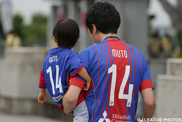【明治安田Ｊ１ １ｓｔ 第17節 FC東京vs清水】親子で武藤 嘉紀（FC東京）のシャツを着るファン・サポーター。移籍前ラストマッチの若手エースは、彼らにどんな姿をみせることができるだろうか（2/16）