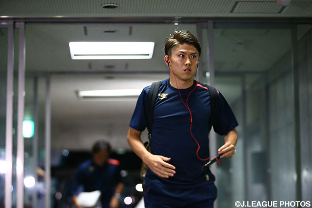 【明治安田Ｊ１ １ｓｔ 第17節 FC東京vs清水】スタジアムに乗り込む太田 宏介（FC東京）。素晴らしい左足のクロスをこの日も見せられるか（5/16）