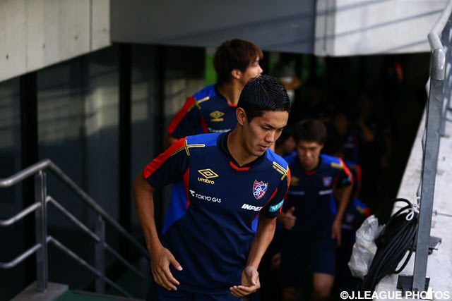 【明治安田Ｊ１ １ｓｔ 第17節 FC東京vs清水】試合前のウォームアップのためにピッチに入る武藤 嘉紀（FC東京）（10/16）