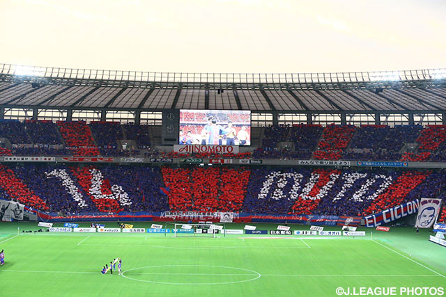 【明治安田Ｊ１ １ｓｔ 第17節 FC東京vs清水】試合前にFC東京のファン・サポーターがコレオグラフィーを披露。移籍する武藤 嘉紀（FC東京）を送り出す（11/16）