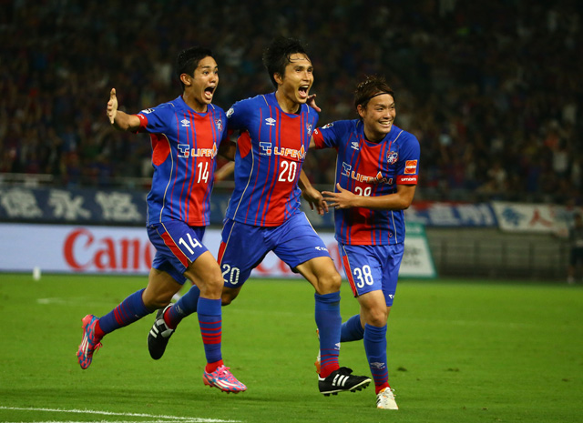 【明治安田Ｊ１ １ｓｔ 第17節 FC東京vs清水】60分に前田（中央）の決勝点をアシストした武藤（左）（FC東京）（14/16）