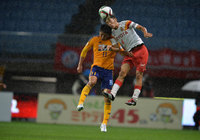 【明治安田Ｊ１ １ｓｔ 第17節 仙台vs名古屋】空中で競り合う金園（仙台）と本多（名古屋）（3/5）