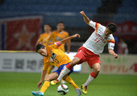 【明治安田Ｊ１ １ｓｔ 第17節 仙台vs名古屋】雨の中で厳しいマークを受ける永井（名古屋）（1/5）