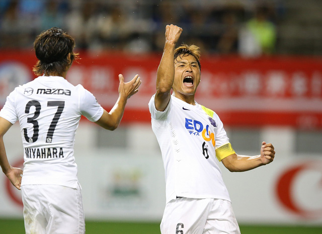 【明治安田Ｊ１ １ｓｔ 第17節 鳥栖vs広島】60分に強烈な同点ミドルを叩き込み、雄叫びを上げる青山（広島）（3/5）