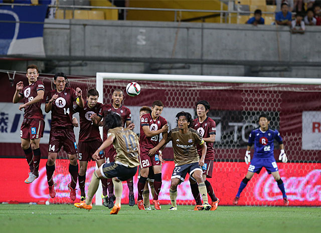 【明治安田Ｊ１ １ｓｔ 第17節 神戸vs横浜FM】怪我から復帰し、得意のFKでゴールを狙う中村（横浜FM）（4/5）