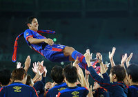 【ドイツ移籍決定！武藤 嘉紀スペシャルギャラリー】チームメイトに胴上げをされる武藤。すべての人に愛されたのは、その実直な人柄あってこそ。2015年6月27日（16/16）