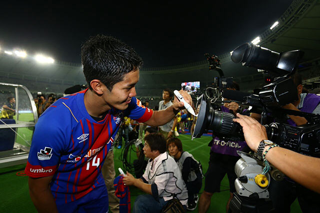 【ドイツ移籍決定！武藤 嘉紀スペシャルギャラリー】カメラのレンズにサインをするサービスも。2015年6月27日（15/16）