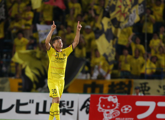 【明治安田Ｊ１ １ｓｔ 第17節 甲府vs柏】古巣の甲府から先制ゴールを決めたクリスティアーノ（柏）（2/5）