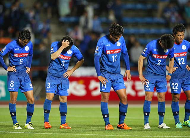 【明治安田Ｊ２ 第20節 水戸vs横浜FC】ショッキングな敗戦に肩を落とす水戸の選手たち（2/3）