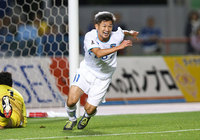 【明治安田Ｊ２ 第20節 水戸vs横浜FC】試合終了間際に決勝点を見事に決めた三浦（横浜FC）（1/3）