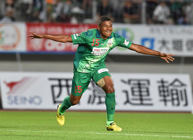 【明治安田Ｊ２ 第20節 岐阜vs群馬】豪快な一撃で同点ゴールを決めたヘニキ（岐阜）（3/3）