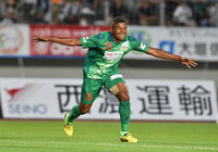 【明治安田Ｊ２ 第20節 岐阜vs群馬】豪快な一撃で同点ゴールを決めたヘニキ（岐阜）（3/3）