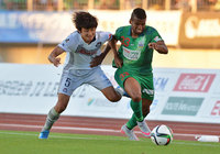 【明治安田Ｊ２ 第20節 岐阜vs群馬】ライン際で競り合う乾（群馬）とレオミネイロ（岐阜）（1/3）