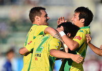 【明治安田Ｊ２ 第20節 徳島vs千葉】先制点を決め、チームメイトに祝福される大岩（千葉 #2）（1/3）