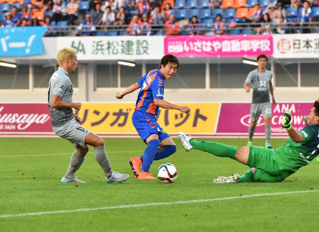 【明治安田Ｊ２ 第20節 長崎vs福岡】福岡ゴールに迫ったイ ヨンジェ（長崎）（2/3）