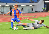 【明治安田Ｊ２ 第20節 長崎vs福岡】三鬼（長崎）にタックルを仕掛ける酒井（福岡）（1/3）