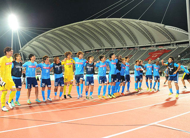 【明治安田Ｊ２ 第20節 熊本vs讃岐】5試合ぶりに勝点3を挙げ、歓喜に沸く讃岐の選手たち（3/3）