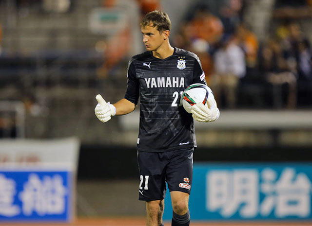 【明治安田Ｊ２ 第20節 愛媛vs磐田】愛媛の猛攻を凌ぎ、完封したカミンスキー（磐田）（3/3）