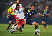 【明治安田Ｊ２ 第21節 横浜FCvs札幌】激しく競り合う河合（札幌）と大久保（横浜FC）（1/3）