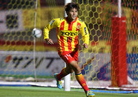 【明治安田Ｊ２ 第21節 北九州vs金沢】クロスを頭で合わせ同点ゴールを決めた渡（北九州）（2/3）