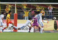 【明治安田Ｊ２ 第21節 北九州vs金沢】ダイビングヘッドで先制ゴールを決めた作田（金沢）（1/3）