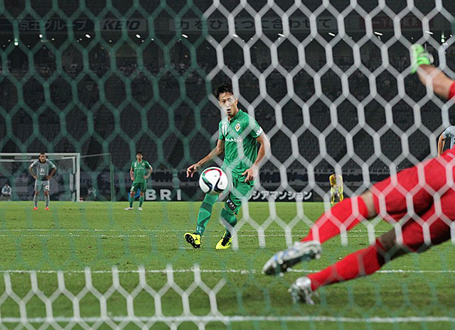 【明治安田Ｊ２ 第21節 東京Ｖvs福岡】自ら得たPKを冷静に流し込んだ南（東京Ｖ）（2/3）