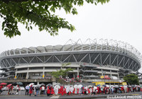 【中田浩二 柳沢敦 新井場徹 合同引退試合】あいにくの雨にもかかわらず、多くのファン・サポーターが来場