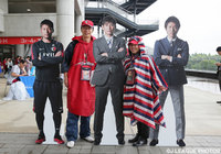 【中田浩二 柳沢敦 新井場徹 合同引退試合】3氏のパネルと一緒に記念撮影を行うファン・サポーター