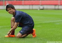 【中田浩二 柳沢敦 新井場徹 合同引退試合】試合前のピッチでアップを行う新井場