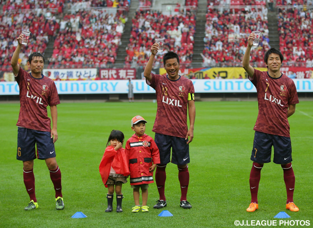 【中田浩二 柳沢敦 新井場徹 合同引退試合】試合前に乾杯で3氏の引退を労った