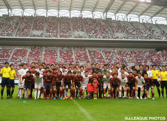 【中田浩二 柳沢敦 新井場徹 合同引退試合】両チームの集合写真。豪華メンバーが集った