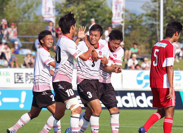 【明治安田Ｊ３ 第19節 盛岡vsJ-22】CKからのヘディングで2得点を挙げた小林（盛岡 #3）（2/2）